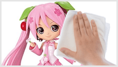 桜ミクフィギュアを拭く手