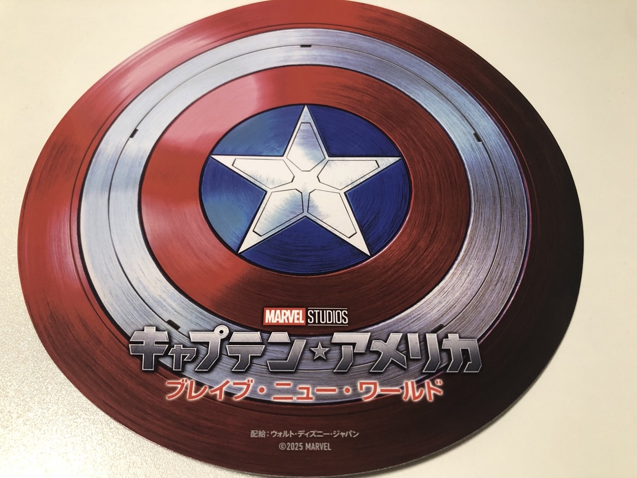 シールドの形をした厚紙