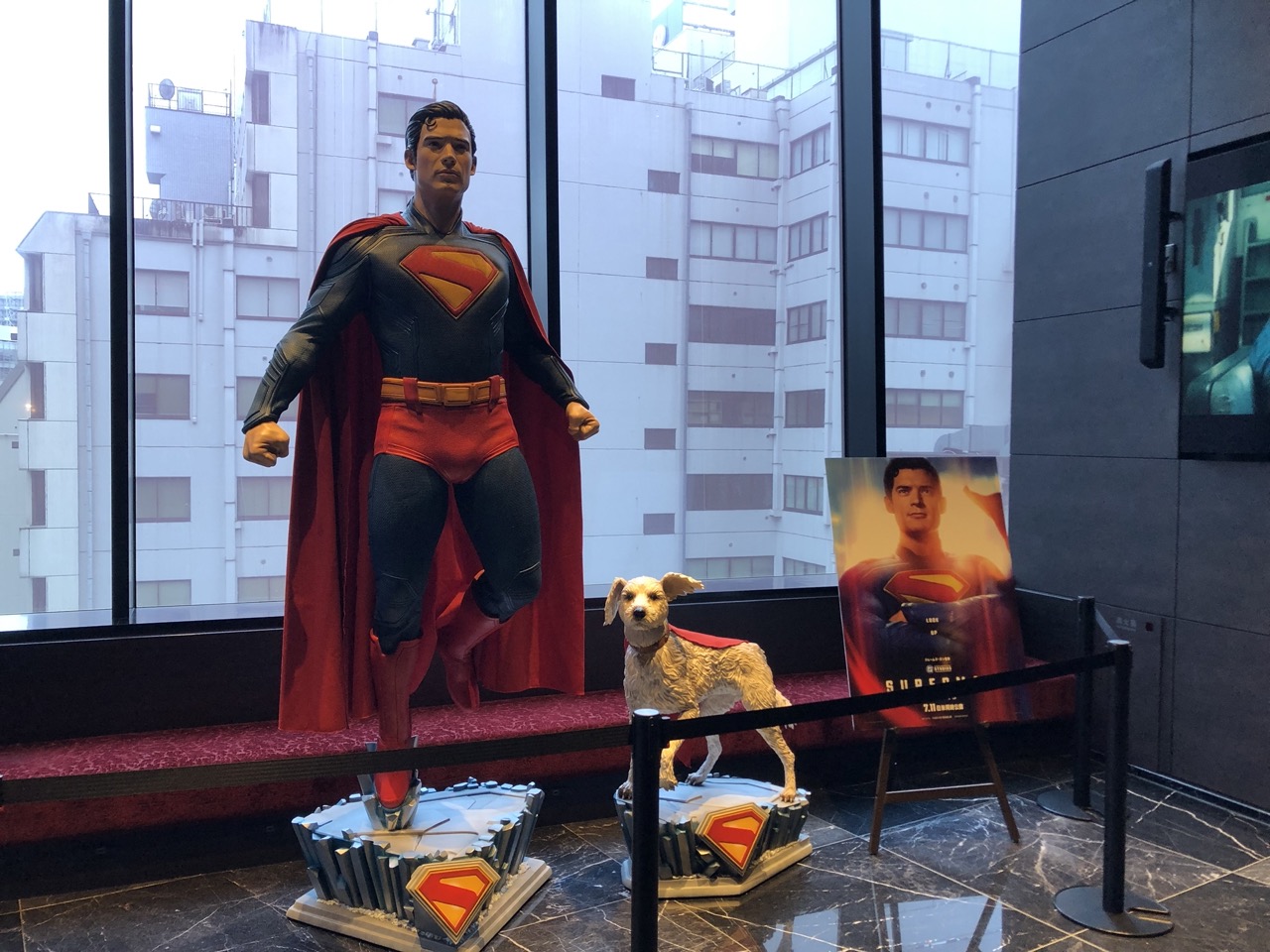 スーパーマンとクリプトの等身大の立像