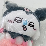 ちいかわ×サンリオキャラクターズ デスクトップから見守るひっかけぬいぐるみ モモンガ クロミ