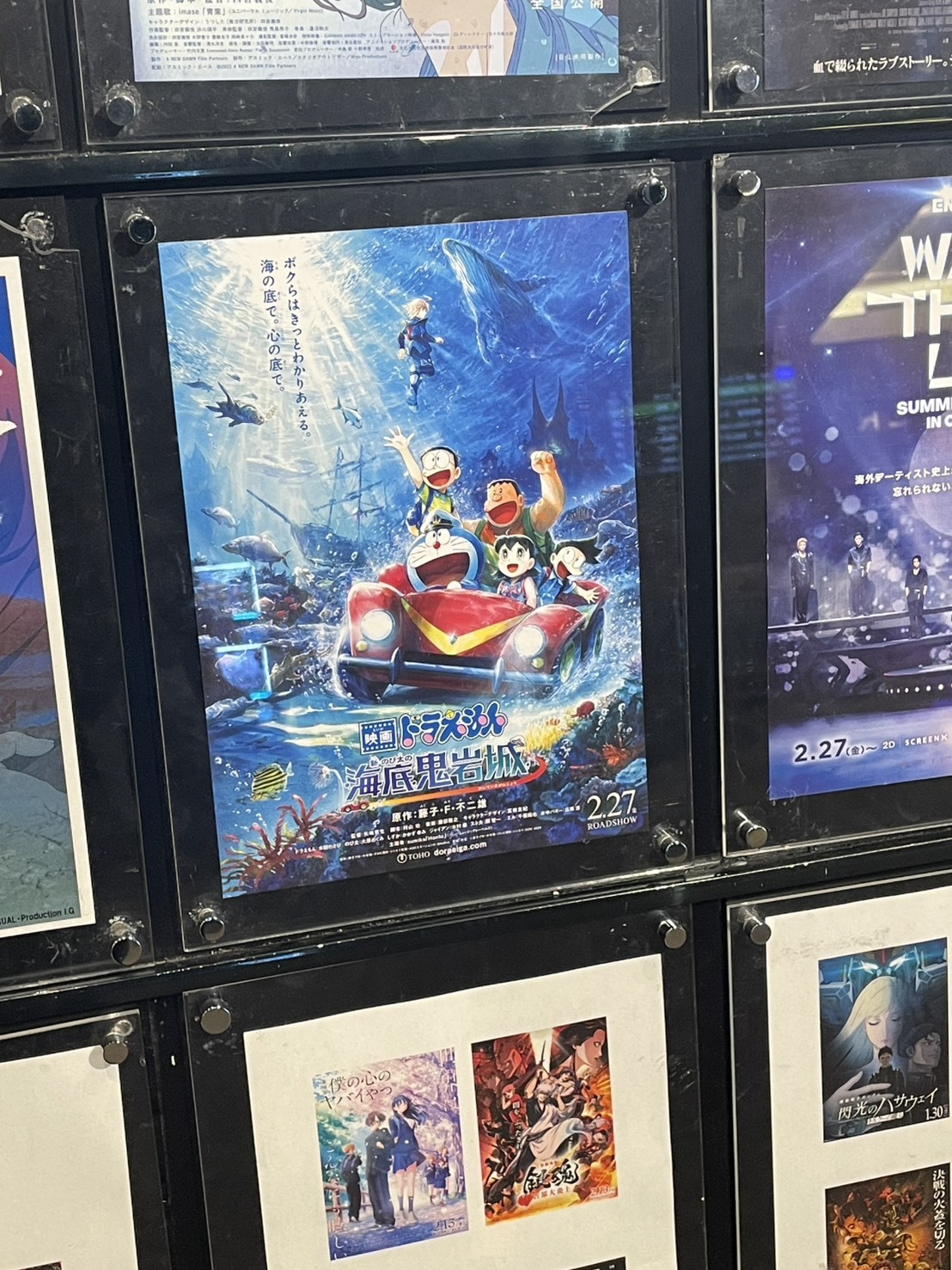 アクリルの壁に飾られた映画のチラシ