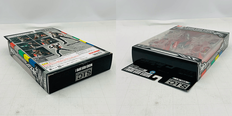 仮面ライダーのフィギュア（上下方向）