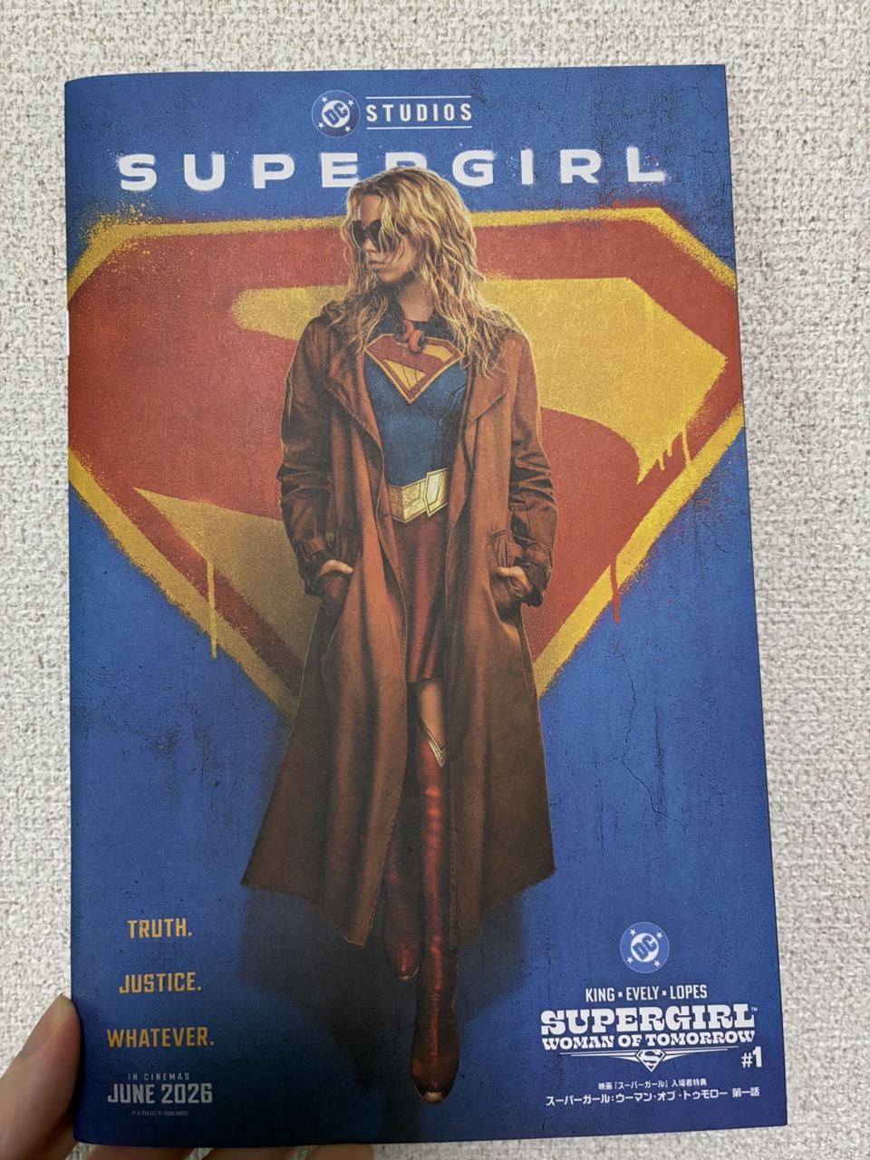 入場特典の表紙。サングラスをつけたスーパーガールが空中に浮いている映画版のポスターがそのまま印刷されている