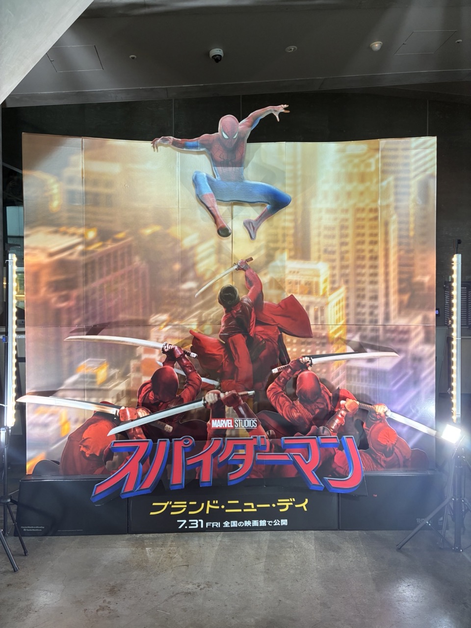 スパイダーマン：ブランド・ニュー・デイのスタンドパネル。迫り来るヤミノテをスパイダーマンが迎え撃っている
