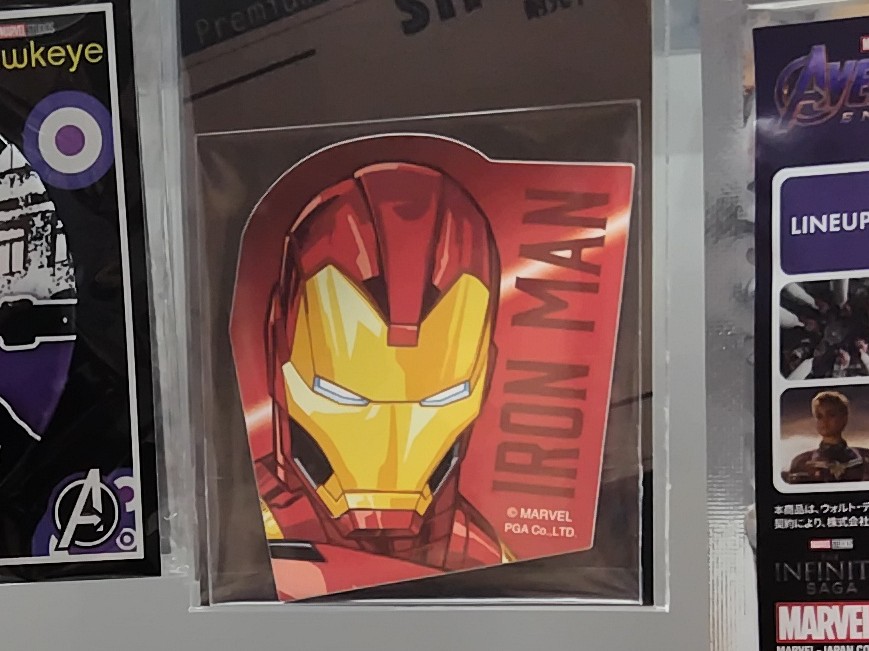 アイアンマンの赤と金色のヘルメットを描いたMARVELのグッズ。右側にIRON MANの文字がある